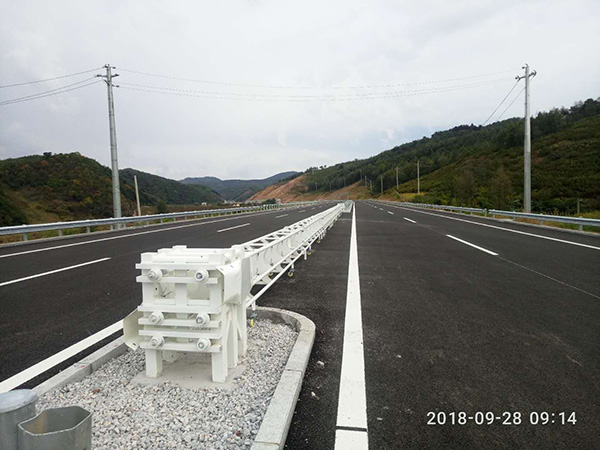 预应力活动护栏