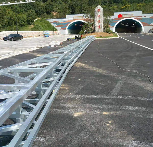 无预应力活动护栏