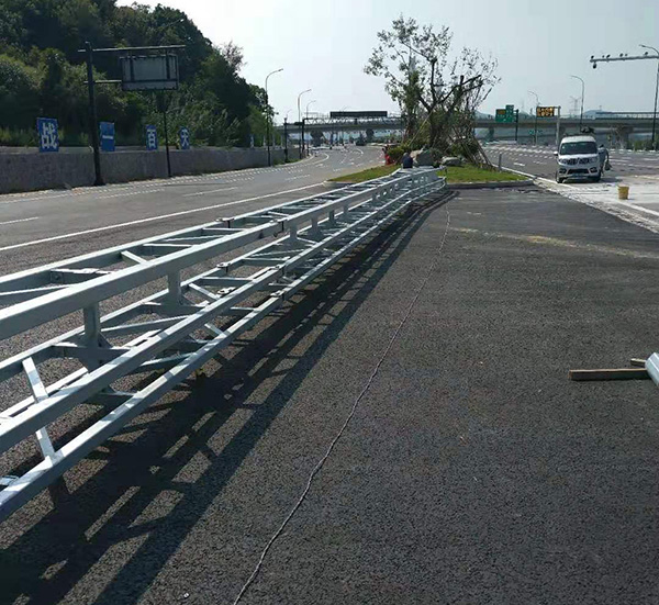 无预应力活动护栏