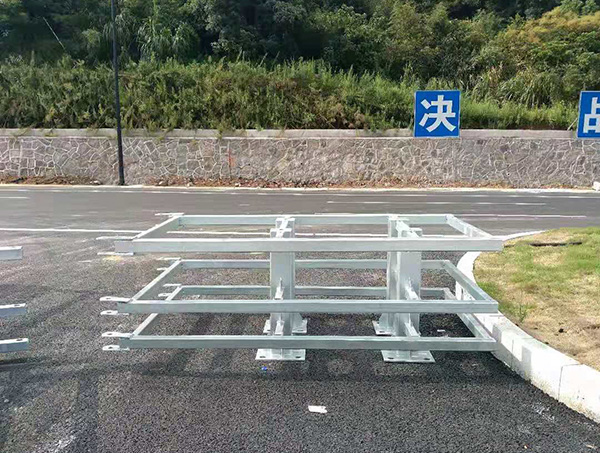 无预应力活动护栏